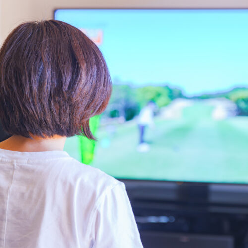 テレビを見る中年女性